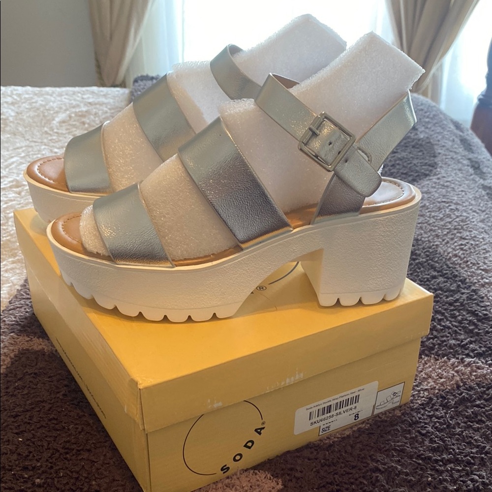 Soda Women's Silver Platform Sandals NWT - Picture 2 of 6